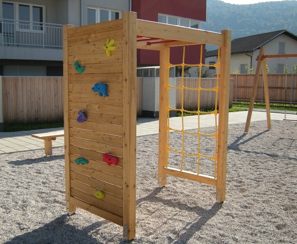 Varna in naravna lesena igrala za otroško igro