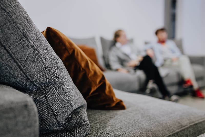 Kotne sedežne garniture s počivalnikom so vrhunska rešitev za dom