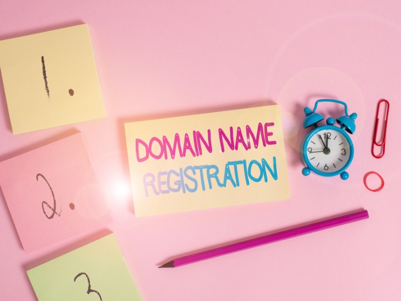 Ponudniki registracije domene lokalno ali svetovno.