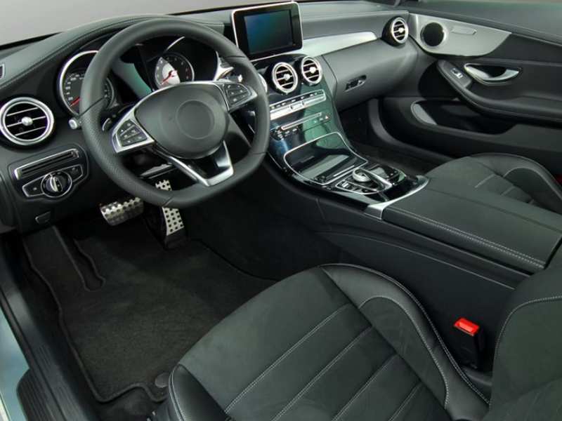 Primerjava med tekstilnimi in gumijastimi preprogami za avto